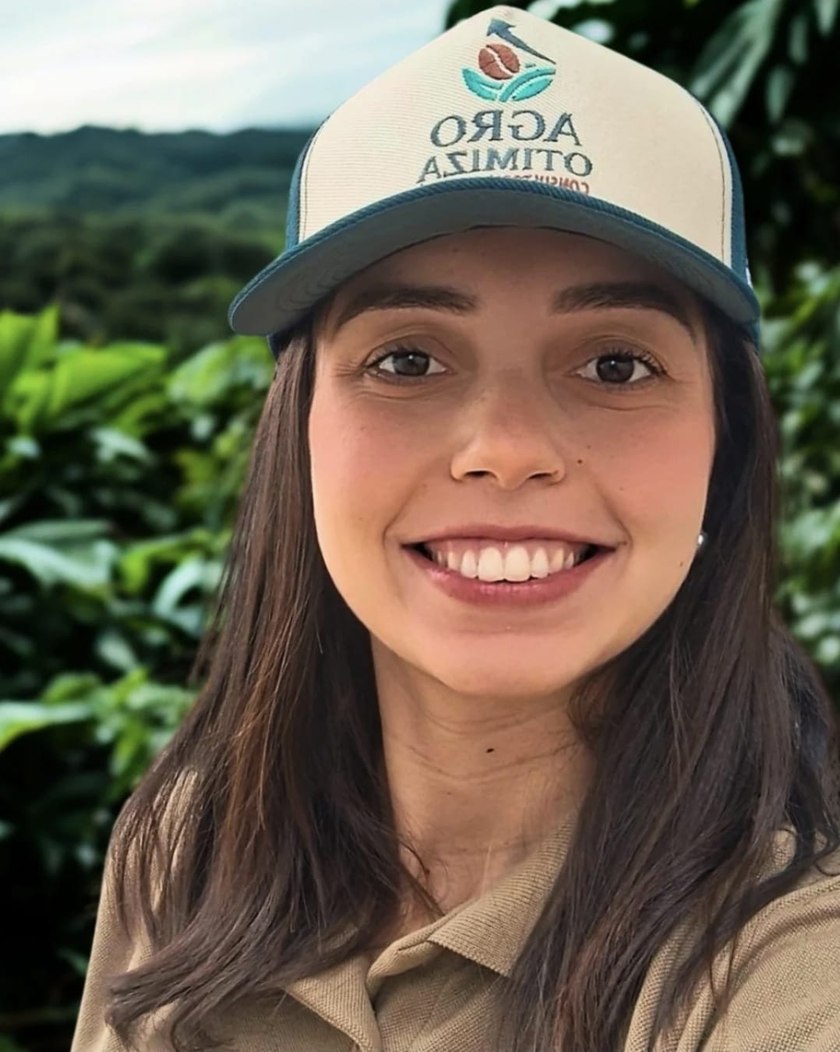 Jéssica Bravim no cafezal, com boné da Agro Otimiza