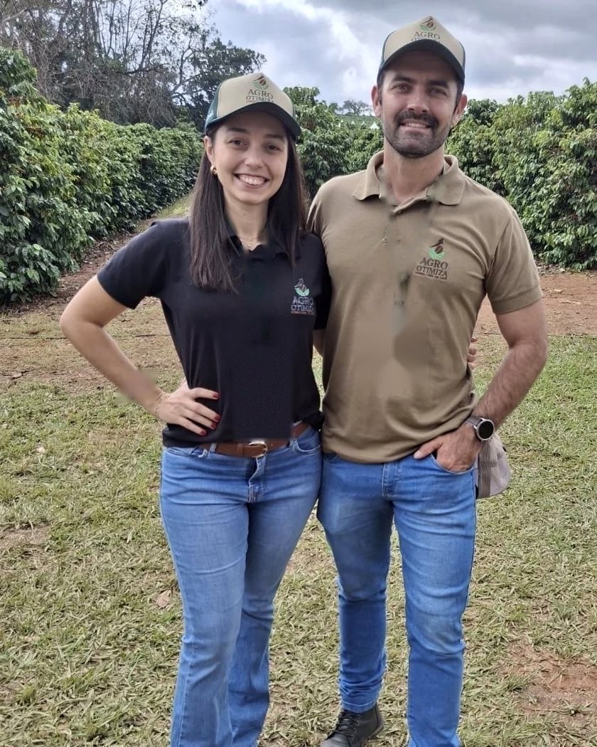 Jéssica Bravim e Ranieri Alcebiades, consultores da Agro Otimiza, no cafezal
